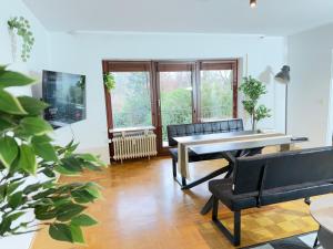 Μια τηλεόραση ή/και κέντρο ψυχαγωγίας στο Frankfurt Work and Rest- 4 Bedrooms- 2 WCs- free Parking- 5 Queen size beds- Fast WiFi- roller shutters