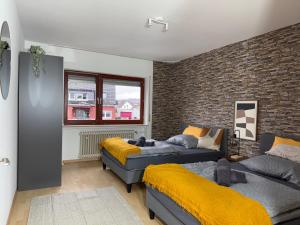 Ένα ή περισσότερα κρεβάτια σε δωμάτιο στο Frankfurt Work and Rest- 4 Bedrooms- 2 WCs- free Parking- 5 Queen size beds- Fast WiFi- roller shutters