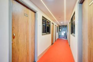 Μια τηλεόραση ή/και κέντρο ψυχαγωγίας στο SPOT ON Hotel The Comfort Cove