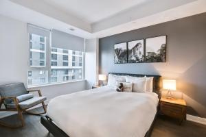 Postel nebo postele na pokoji v ubytování The Lennox - Corporate 1 Bedroom Rental in Ottawa 502