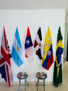 圣玛尔塔Hostal Santa Maria City的挂在墙上的一组旗帜