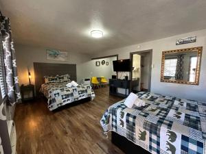 ein Hotelzimmer mit zwei Betten und einem Fernseher in der Unterkunft Lake Ridge South Lake Tahoe in South Lake Tahoe