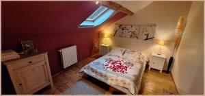 Ένα ή περισσότερα κρεβάτια σε δωμάτιο στο Maison champètre avec 8 couchage à 35' disney proche studio cinéma TSF 77 au milieu d'un corps de ferme