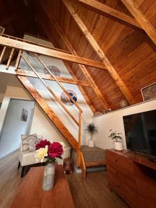 un soggiorno con un divano e una TV di Aurora A-Frame Twizel a Twizel