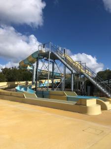 uno scivolo d'acqua in un parco con una scala di Mobilhome ad Aureilhan