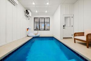 una casa con piscina con un cigno sul muro di Splashing Views a Catlettsburg