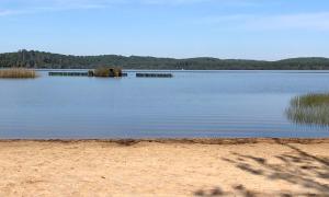 un grande bacino d'acqua con un'isola di Mobilhome ad Aureilhan Altre 4 foto