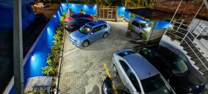 eine Gruppe von Autos auf einem Parkplatz geparkt in der Unterkunft Apartamento 04 Centro de Igrejinha in Igrejinha