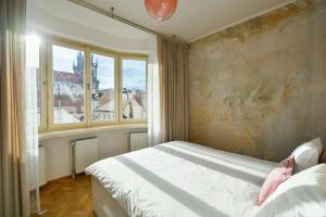 Ένα ή περισσότερα κρεβάτια σε δωμάτιο στο Romantic Cathedral View Apt Old Town, Balcony