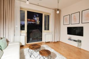 Μια τηλεόραση ή/και κέντρο ψυχαγωγίας στο Romantic Cathedral View Apt Old Town, Balcony +14 φωτογραφίες