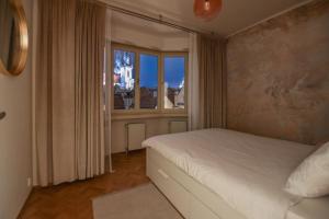 Ένα ή περισσότερα κρεβάτια σε δωμάτιο στο Romantic Cathedral View Apt Old Town, Balcony