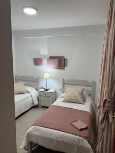 1 dormitorio con cama, mesita de noche y cama sidx sidx sidx sidx sidx en Arcos Sol, en Puerto Naos
