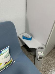 Habitación con cama y mesa con cama gmaxwell gmaxwell gmaxwell en Arcos Sol, en Puerto Naos