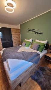 ein großes Bett in einem Zimmer mit einem Schild an der Wand in der Unterkunft Ferienwohnung Hedy in Prien am Chiemsee + 12 Fotos