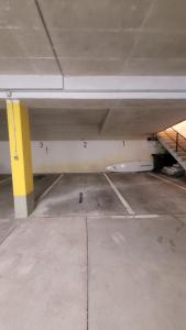 ein leerer Parkplatz mit gelb-weißer Decke in der Unterkunft Ferienwohnung Hedy in Prien am Chiemsee