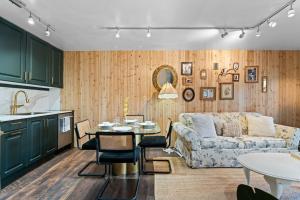 una sala de estar con un sofá y una mesa en Ski in Ski Out Cabin Hunter Mtn Seasonal Pool Access w Panoramic Views Hike Swim Fish Recharge, en Lanesville