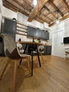 a dining room with a table and chairs in a kitchen at Residenza la Mandorla in Perugia