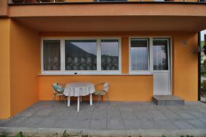 una mesa y dos sillas frente a un edificio en Apartment Igor, en Lúčky