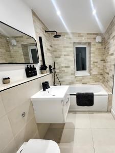 Ένα μπάνιο στο 2 Bedroom Central Reading - RG1 Highgrove Mews