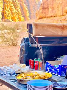 una parrilla con platos de comida en una mesa en Seven Pillars Luxury Camp, en Wadi Rum 38 fotos más