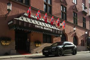 奥斯陆松恩酒店的停在酒店门前的一辆汽车