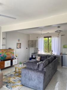 un soggiorno con divano e cucina di Fantasea Villa a Ukunda Airport