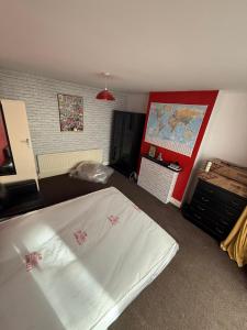 a bedroom with a large white bed in a room at spacious King bed 30FT Room in Kenton