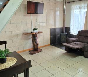 een woonkamer met een houtkachel en een bank bij Departamento bahia fonck in Puerto Montt +3 foto's