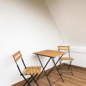 2 sedie e un tavolo e un tavolo con sedie di Ferienwohnung Gut Lehmhof a Lehmrade