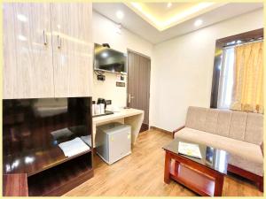 Posezení v ubytování Sea View From Rooftop The AOP Luxuaray Hotel - Jagannath Temple - Sea Beach - Lift-Parking And Restaurant Facilities - Fully Air Conditioning Luxuary Rooms - Best Hotel In Puri