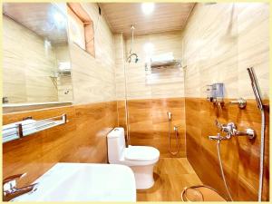 Koupelna v ubytování Sea View From Rooftop The AOP Luxuaray Hotel - Jagannath Temple - Sea Beach - Lift-Parking And Restaurant Facilities - Fully Air Conditioning Luxuary Rooms - Best Hotel In Puri + 14 fotografií