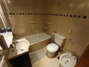 Mis Pasos por Urquiza في بوينس آيرس: حمام مع مرحاض ومغسلة وحوض استحمام +8 صور