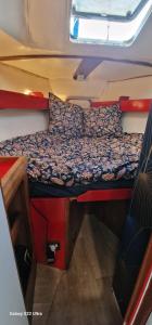 una cama en la parte trasera de un barco en Grand voilier avec tout confort, en Cherbourg-en-Cotentin