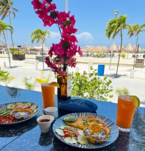 ein Tisch mit zwei Tellern Essen darauf in der Unterkunft Simple y Luxury in Progreso