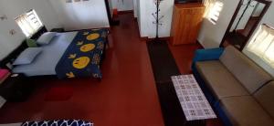 坎努尔Perch by the sea的一间带床和沙发的小卧室 更多44张照片