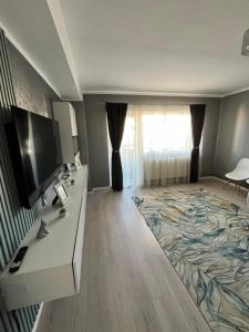 a hotel room with a desk and a large room at Apartament The Office-Scorțarilor Cluj in Cluj-Napoca
