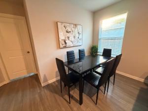 Φωτογραφία από το άλμπουμ του Modern and Cozy Home in HTX στο Χιούστον +6 φωτογραφίες