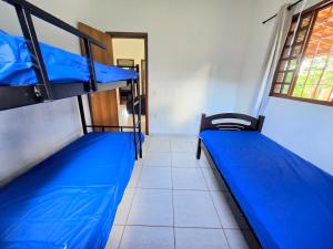 um quarto com duas camas de beliche e uma janela em Chácara com piscina e lago aconchegantes em Planaltina mais 26 fotografias