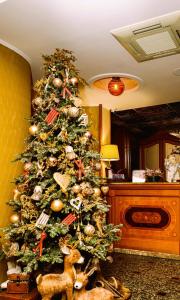 利沃夫瑞士酒店 的房间里的圣诞树上装饰着饰物
