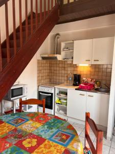 サント・リュスにあるGrand studio avec mezzanine à 5 min de la plageのキッチン(テーブル付)、階段付きのキッチン +10枚の写真