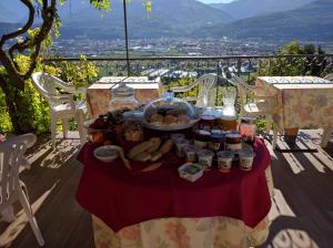 una bandeja de comida en una mesa en un balcón en B&B Le tre chiavi, en Isera