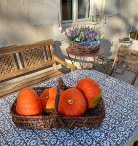 Saint-Vincent-JalmoutiersChâteau de La Renaudie的桌子上放着一篮南瓜和苹果。