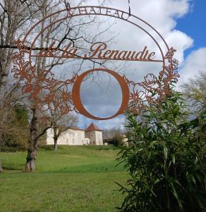 Saint-Vincent-JalmoutiersChâteau de La Renaudie的背景中可以看到一个写着“可再生能源”的标志。