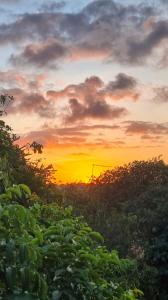 Η ανατολή ή δύση του ηλίου όπως φαίνεται από αυτό το δωμάτιο σε οικογενειακή κατοικία ή από εκεί κοντά