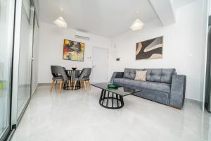 AglantziaNew 2 bedroom flat in Aglantzia的客厅里有一张沙发和一张桌子。