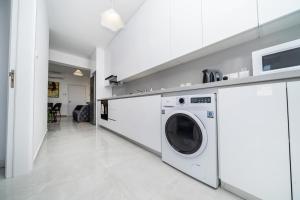 AglantziaNew 2 bedroom flat in Aglantzia的白色洗衣房配有洗衣机和烘干机