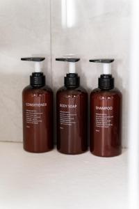 AglantziaNew 2 bedroom flat in Aglantzia的架子上放着三瓶洗涤剂 更多27张照片