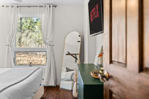 Postel nebo postele na pokoji v ubytování Ski In Ski Out Cabin on Hunter Mtn Seasonal Pool Access w Panoramic Views Hike Swim Fish Relax