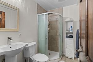 Koupelna v ubytování Ski In Ski Out Cabin on Hunter Mtn Seasonal Pool Access w Panoramic Views Hike Swim Fish Relax + 10 fotografií