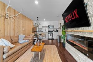 Kuchyň nebo kuchyňský kout v ubytování Ski In Ski Out Cabin on Hunter Mtn Seasonal Pool Access w Panoramic Views Hike Swim Fish Relax